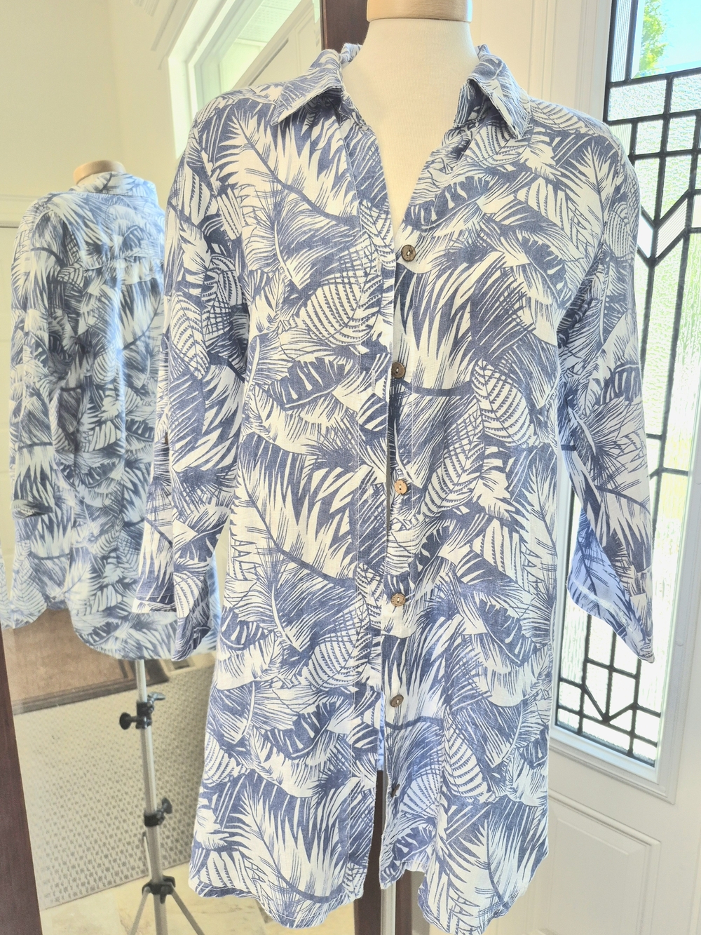 Like New! 100% Linen Blue Palm-Print Button-Front Tunic Top